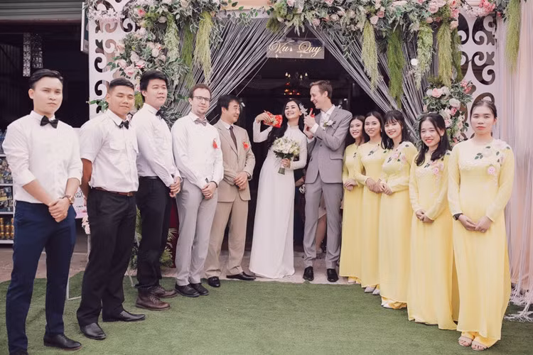 Cô cho biết, công việc tại hãng hàng không chính là cơ duyên đưa cô đến với ông xã. Chồng Diệu Thúy tên Antoine Aubry (sinh năm 1980), là giám đốc một khách sạn tại Pháp.