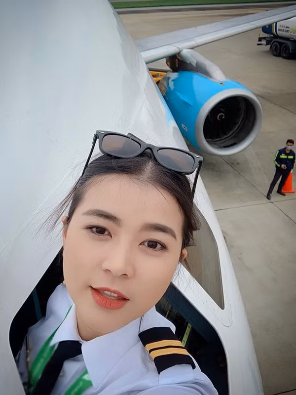 Năm 2014, cô trở thành tiếp viên cho một hãng hàng không tại Dubai.