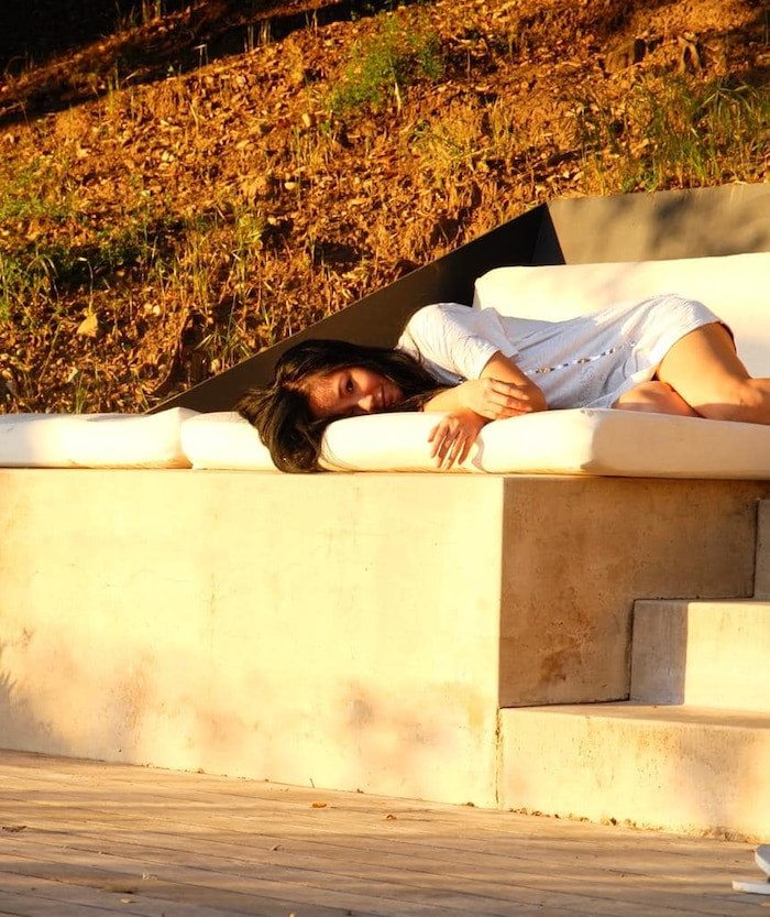 Trong khi các con bơi lội vui vẻ cùng “bạn trai tin đồn” thì Hồng Nhung thoải mái nằm tắm nắng bên cạnh hồ bơi.