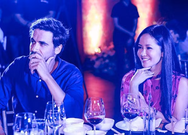 Trước đó, Hồng Nhung cũng từng một lần để “lộ” hình ảnh một người đàn ông ngoại quốc xuất hiện khi trong nhà cô đang livestream trò chuyện với khán giả. Điều này khiến Hồng Nhung có chút bối rối, cô chỉ biết cười gượng gạo và nói nhỏ mấy câu tiếng Anh.