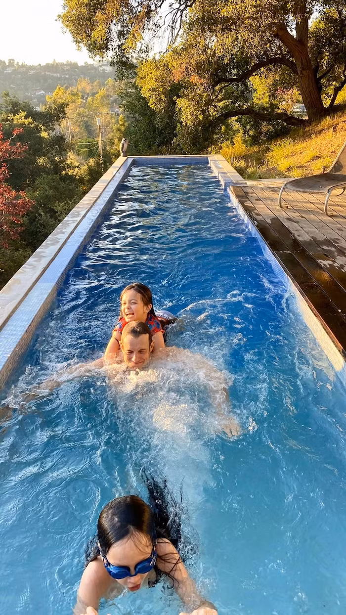 Vì đây là hồ bơi tại nhà Hồng Nhung nên sự xuất hiện của người đàn ông ngoại quốc lạ mặt bên cạnh mẹ con nàng Bống đã được người hâm mộ cho rằng đây chính là “người yêu giấu mặt” lâu nay của nữ ca sĩ.