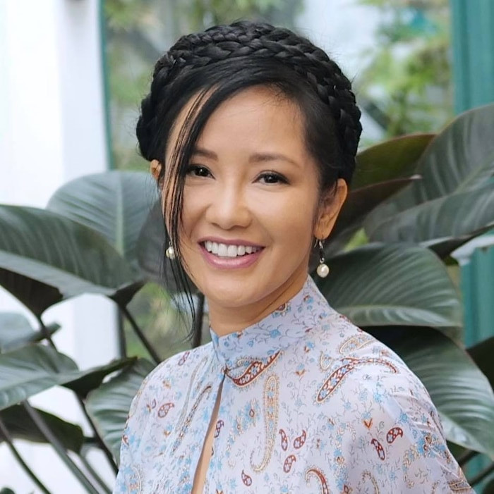 Theo nhiều nguồn tin, đây chính là bạn trai người Mỹ hiện tại của Hồng Nhung sau hơn 1 năm cô kết thúc cuộc hôn nhân với chồng Tây. Người này từng xuất hiện trong bữa tiệc sinh nhật ấm cúng của nữ diva tại Đà Lạt và anh cũng đặc biệt được chú ý khi tháp tùng cô tại sự kiện của Lệ Quyên diễn ra cách đây không lâu.