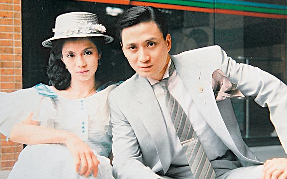 Chuyện tình đẹp của đôi “tiên đồng ngọc nữ” chưa êm đềm được bao lâu, vì cả hai đều là nhân vật có tiếng trong giới giải trí. Thang Trấn Nghiệp sang Đài Loan đóng phim, vì vẻ điển trai lãng tử nên anh có tin đồn tình ái với nhiều đồng nghiệp nữ. Về phía Ông Mỹ Linh, cô cũng được nhiều người theo đuổi nên mối quan hệ tình cảm dần có những nghi ngờ và trở nên rắc rối.