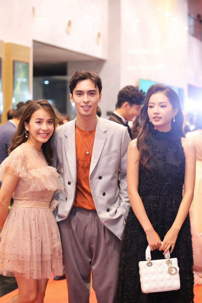 Dàn diễn viên trẻ của Nhà trọ Balanha xuất hiện tươi tắn trên thảm đỏ VTV Awards 2020. Phim quy tụ nhiều gương mặt triển vọng như Xuân Nghị, Công Dương, Trần Nghĩa, Trần Vân, Bích Ngọc và Quỳnh Kool. Trong đó, Xuân Nghị nhận đề cử Nam diễn viên ấn tượng với vai Bách của phim này.