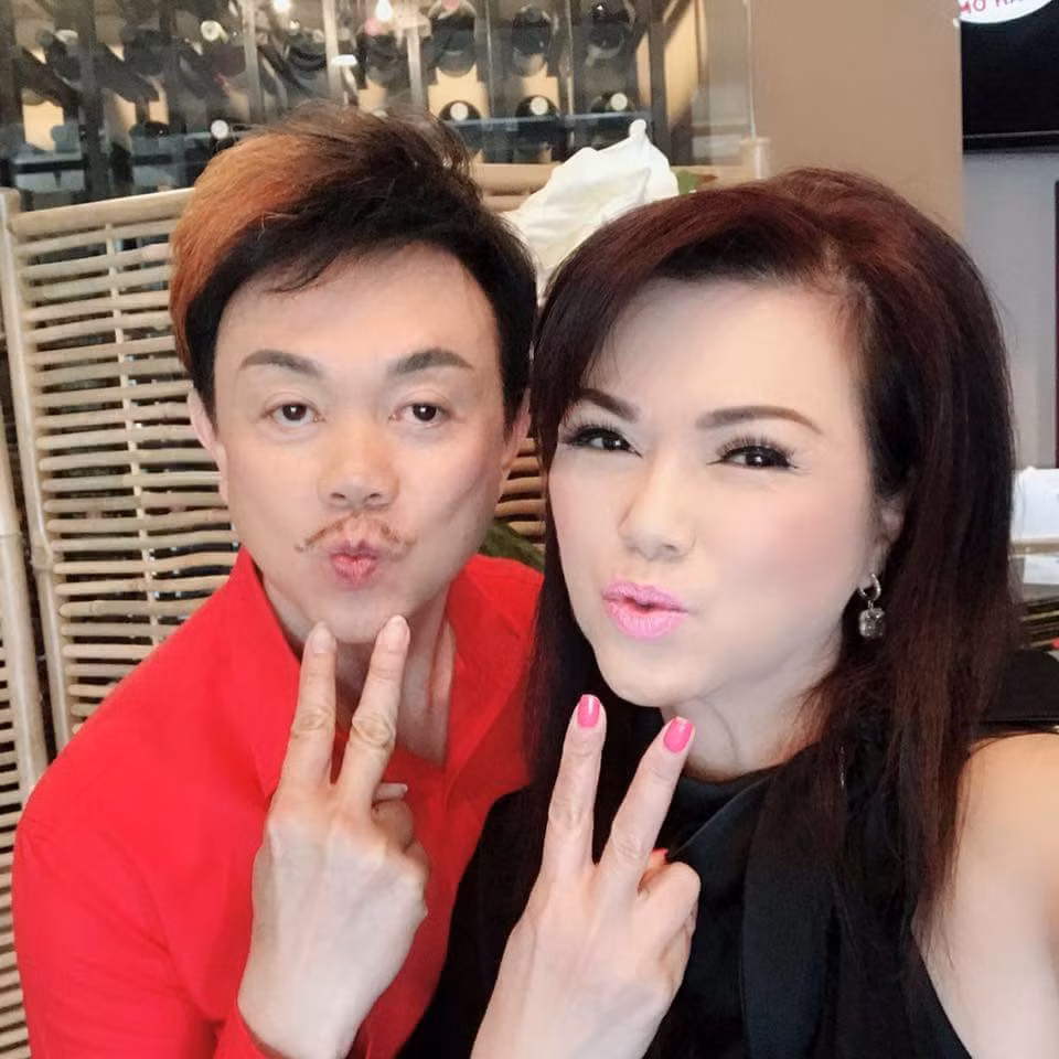 Dường như cả hai cứ ở gần nhau là có thể nhí nhảnh, vui vẻ khiến người xung quanh dễ dàng nhận thấy.