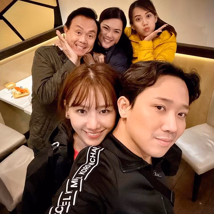 Bên nhau đã hơn 30 năm dù không có con nhưng vợ chồng Chí Tài lúc nào cũng hạnh phúc, vui vẻ và nhí nhảnh. Danh hài, MC Trần Thành mới đây còn bày tỏ mong muốn được hạnh phúc tới già như vợ chồng đàn anh.