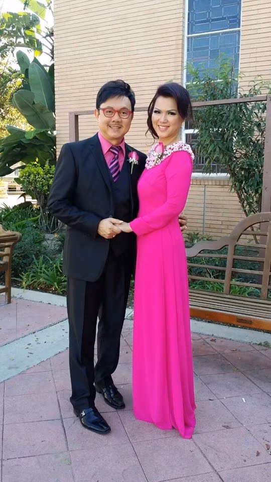 Có lẽ, Chí Tài cũng trẻ trung ra nhiều phần vì có vợ trẻ hơn tuổi.