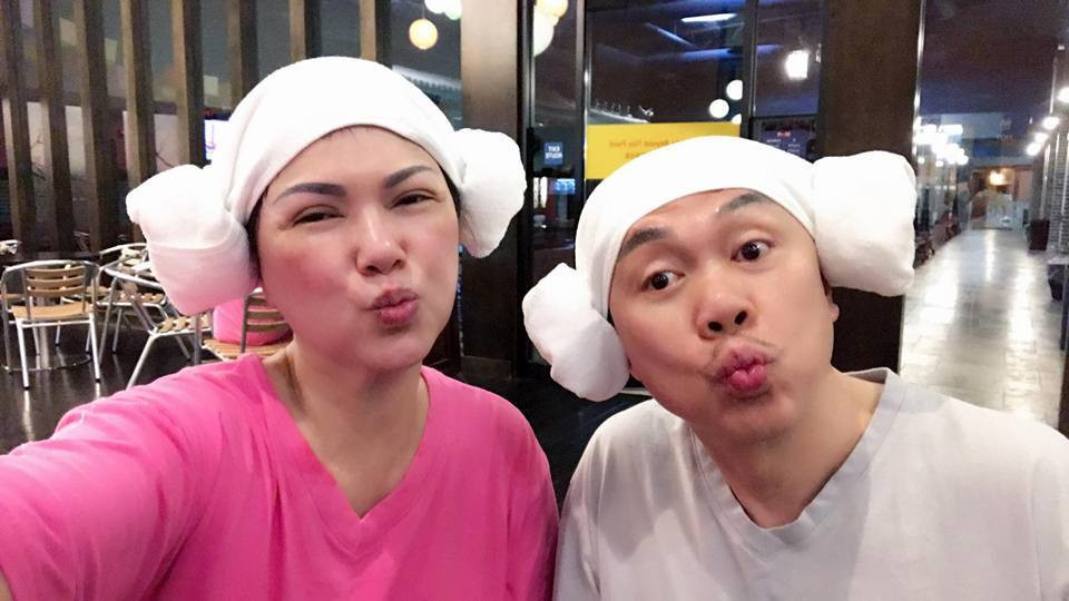 "Ngưỡng mộ hạnh phúc của anh chị quá đi à", "Anh chị cute nhất luôn", "Hạnh phúc đơn sơ nhưng chân thành quá, chúc anh chị mãi hạnh phúc vui vẻ bên nhau" là những lời chúc khán giả dành cho vợ chồng danh hài Chí Tài.