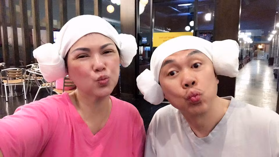 "Ngưỡng mộ hạnh phúc của anh chị quá đi à", "Anh chị cute nhất luôn", "Hạnh phúc đơn sơ nhưng chân thành quá, chúc anh chị mãi hạnh phúc vui vẻ bên nhau" là những lời chúc khán giả dành cho vợ chồng danh hài Chí Tài.