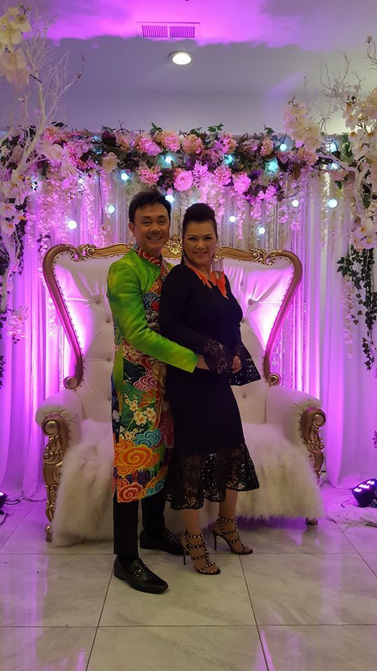 Gần đây, bà xã Chí Tài thường xuyên về Việt Nam ủng hộ những dự án của chồng. Cô thường xuyên khoe ảnh chụp chung với ông xã mỗi lần họ đoàn tụ.