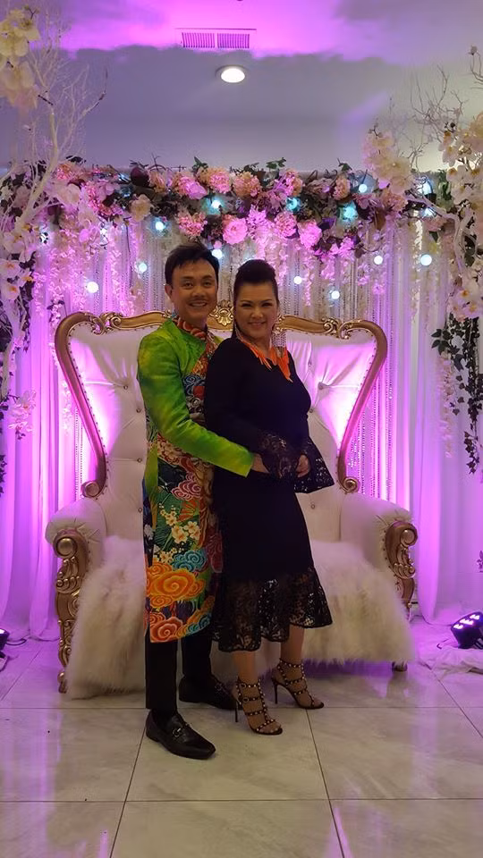 Gần đây, bà xã Chí Tài thường xuyên về Việt Nam ủng hộ những dự án của chồng. Cô thường xuyên khoe ảnh chụp chung với ông xã mỗi lần họ đoàn tụ.