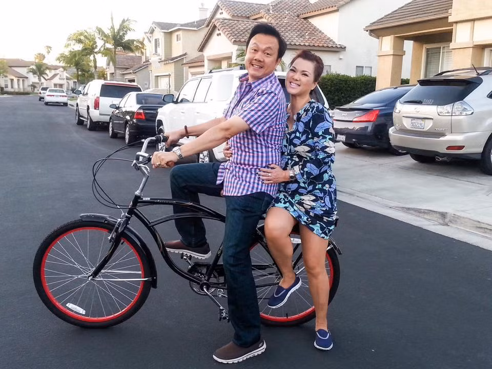 Do tính chất công việc, Chí Tài phải thường xuyên ở Việt Nam nên vợ chồng anh phải sống xa nhau.