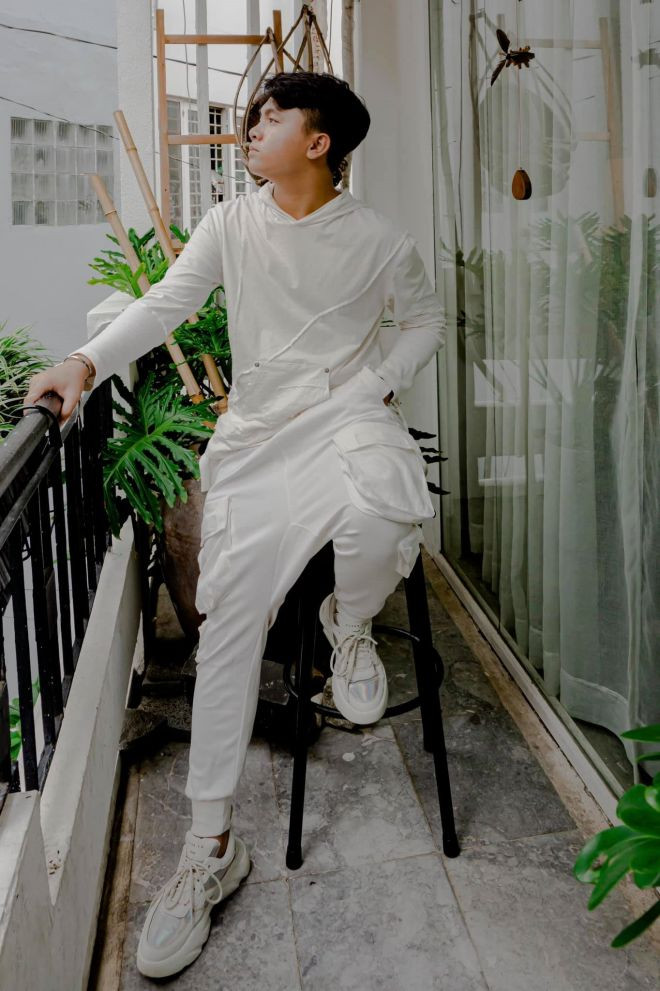 Bên cạnh việc học, bé Ben cũng bắt đầu có các định hướng cho tương lai. Cậu bé 16 tuổi làm quen với nhiều thể loại âm nhạc và chơi thử nhiều loại nhạc cụ khác nhau. Bé Ben cũng tiết lộ ba nuôi Hoài Linh rất sát sao theo dõi việc học của mình.