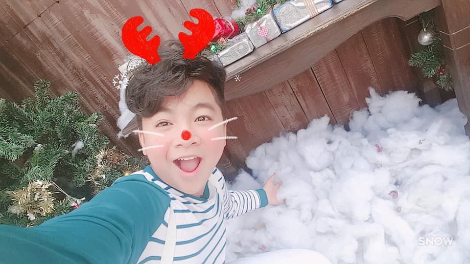 Không những thế, bé Ben cũng tự hào khoe thành tích các năm học đều đạt thành tích học sinh giỏi. Hồi cấp 2, cậu còn từng đại diện quận đi thi môn văn cấp thành phố và đoạt giải khuyến khích vào năm lớp 7. Một năm sau cậu thi học sinh giỏi văn và cũng đậu cấp quận.