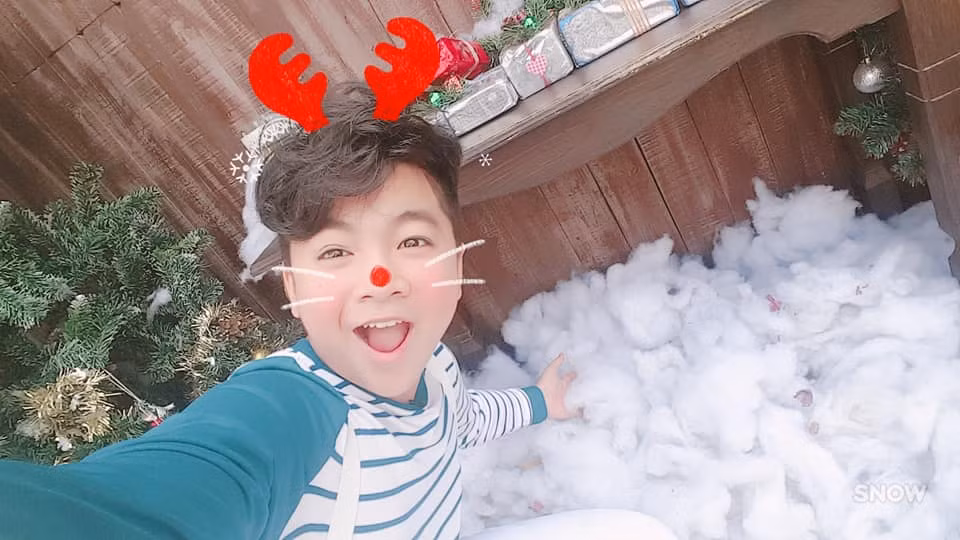 Không những thế, bé Ben cũng tự hào khoe thành tích các năm học đều đạt thành tích học sinh giỏi. Hồi cấp 2, cậu còn từng đại diện quận đi thi môn văn cấp thành phố và đoạt giải khuyến khích vào năm lớp 7. Một năm sau cậu thi học sinh giỏi văn và cũng đậu cấp quận.