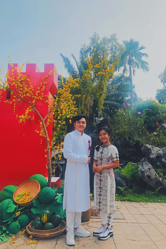 Ở tuổi 16, cậu con nuôi của nghệ sĩ Hoài Linh có chiều cao vượt trội so với các bạn bè cùng trang lứa.