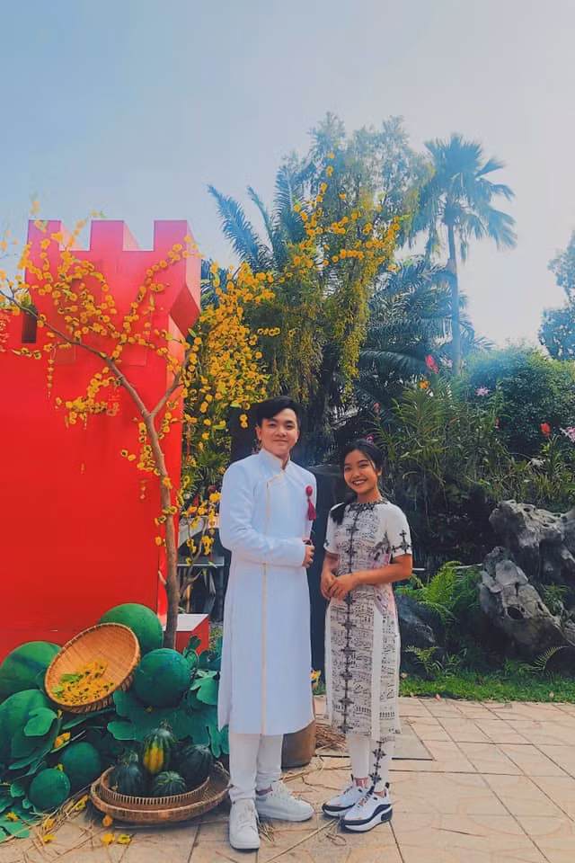 Ở tuổi 16, cậu con nuôi của nghệ sĩ Hoài Linh có chiều cao vượt trội so với các bạn bè cùng trang lứa.