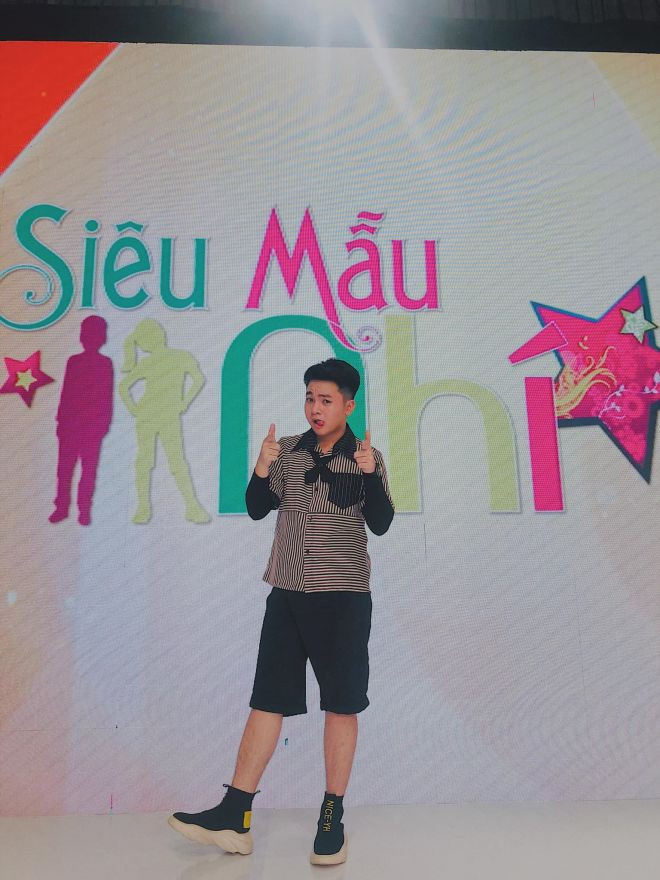 Hoài Linh cũng khuyên con nuôi nên chuyên tâm vào học tập, thỉnh thoảng đi diễn vào thời gian rảnh cho đỡ nhớ nghề: "Ba Linh rất hiền trong cách sống, cách nói chuyện, ba cũng rất thương em. Nhưng cái nào ba đã nói không được thì nhất quyết là không được làm. Ba không la mắng ai, cách của ba là không làm ai phải buồn vì mình, nhưng ngược lại sau những câu nói của ba, em tự nhận thấy mình sai và lời ba dạy là đúng". Vậy nên thỉnh thoảng, bé Ben tham gia một số chương trình truyền hình. Cậu còn làm MC cho 1 số chương trình dành cho thiếu nhi trong suốt 4 năm qua. Hai chương trình em tham gia gần đây nhất là "Thiếu lâm tứ trụ nhí" và "Siêu mẫu nhí".