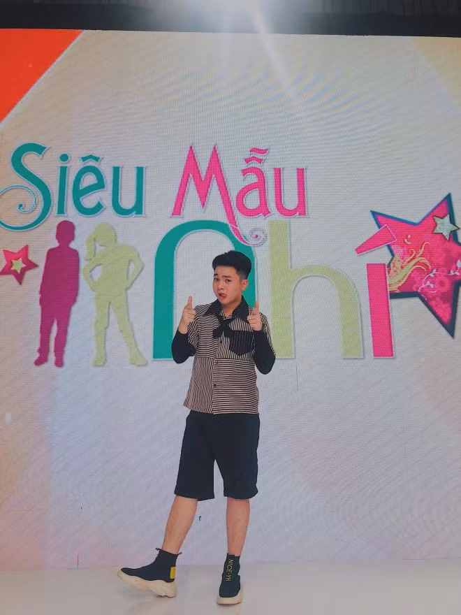 Hoài Linh cũng khuyên con nuôi nên chuyên tâm vào học tập, thỉnh thoảng đi diễn vào thời gian rảnh cho đỡ nhớ nghề: "Ba Linh rất hiền trong cách sống, cách nói chuyện, ba cũng rất thương em. Nhưng cái nào ba đã nói không được thì nhất quyết là không được làm. Ba không la mắng ai, cách của ba là không làm ai phải buồn vì mình, nhưng ngược lại sau những câu nói của ba, em tự nhận thấy mình sai và lời ba dạy là đúng". Vậy nên thỉnh thoảng, bé Ben tham gia một số chương trình truyền hình. Cậu còn làm MC cho 1 số chương trình dành cho thiếu nhi trong suốt 4 năm qua. Hai chương trình em tham gia gần đây nhất là "Thiếu lâm tứ trụ nhí" và "Siêu mẫu nhí".