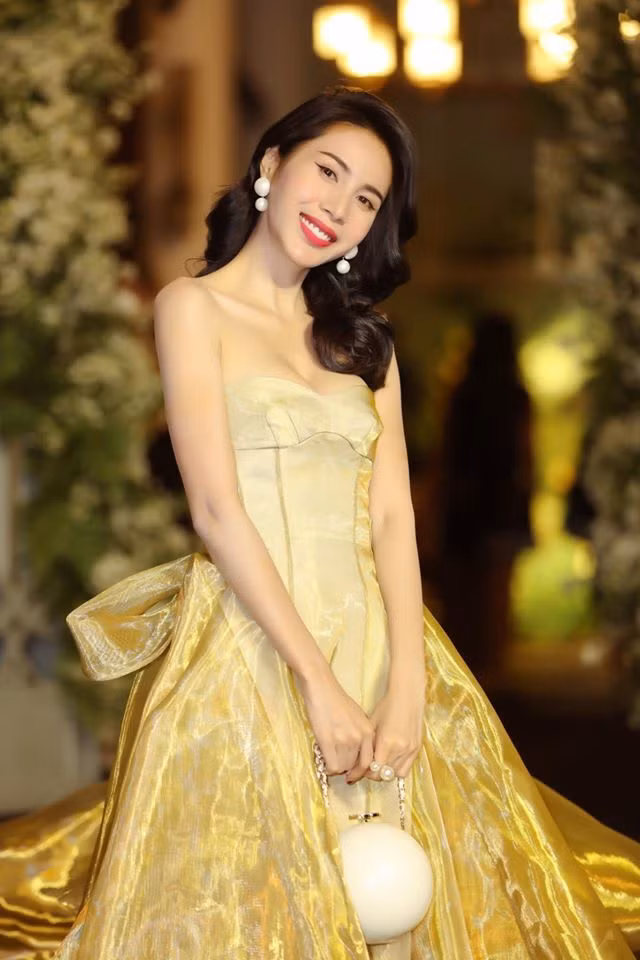 Thuy Tien, Nhat Kim Anh bang tuoi: Nguoi hanh phuc giau sang, ke hon nhan lan dan