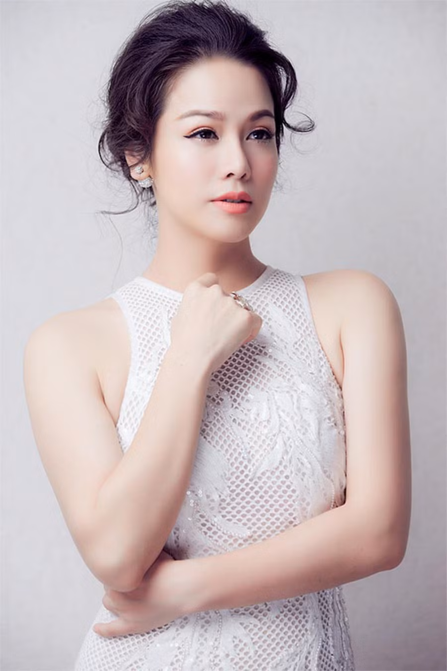 Nhật Kim Anh bắt đầu tham gia nghệ thuật từ năm 16 tuổi với vai trò ca sĩ. Sở hữu chất giọng ngọt ngào, cảm xúc, cô trở thành cái tên được công chúng yêu mến thời đó. Sau này, giọng ca 'Lâu đài cát' chuyển sang đóng phim và sở hữu cho mình 'gia tài' hơn 30 vai diễn khác nhau.