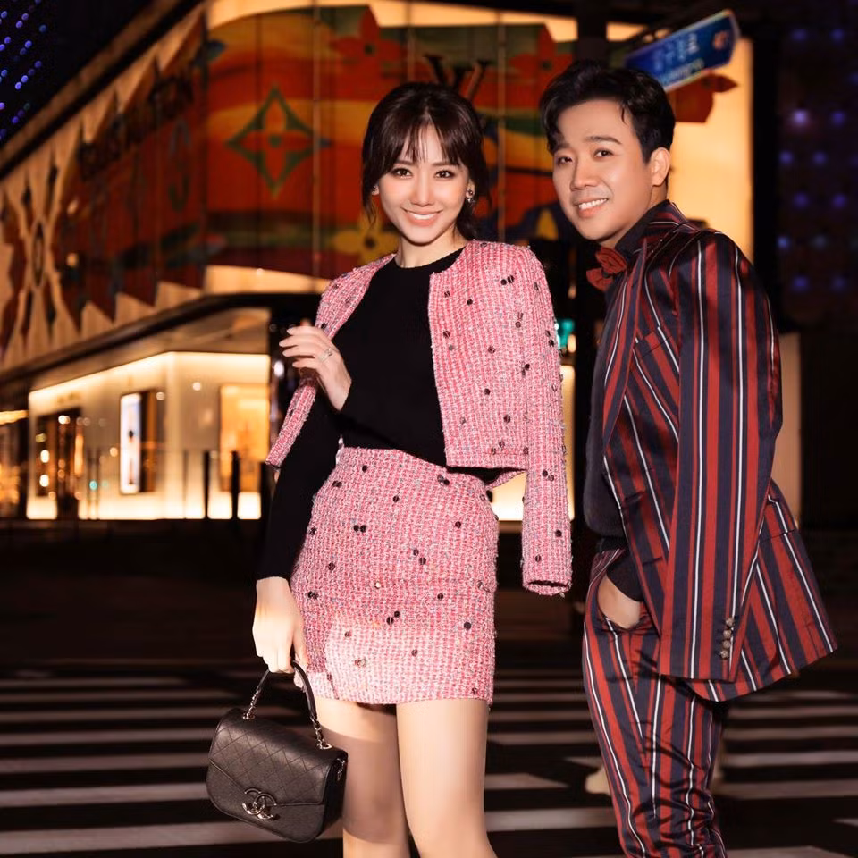 Năm 2016, Hari Won và Trấn Thành về chung một nhà sau khoảng thời gian 1 năm yêu chịu nhiều sóng gió, sức ép của dư luận. Hiện tại, cuộc hôn nhân hạnh phúc của cả hai khiến nhiều khán giả ngưỡng mộ.