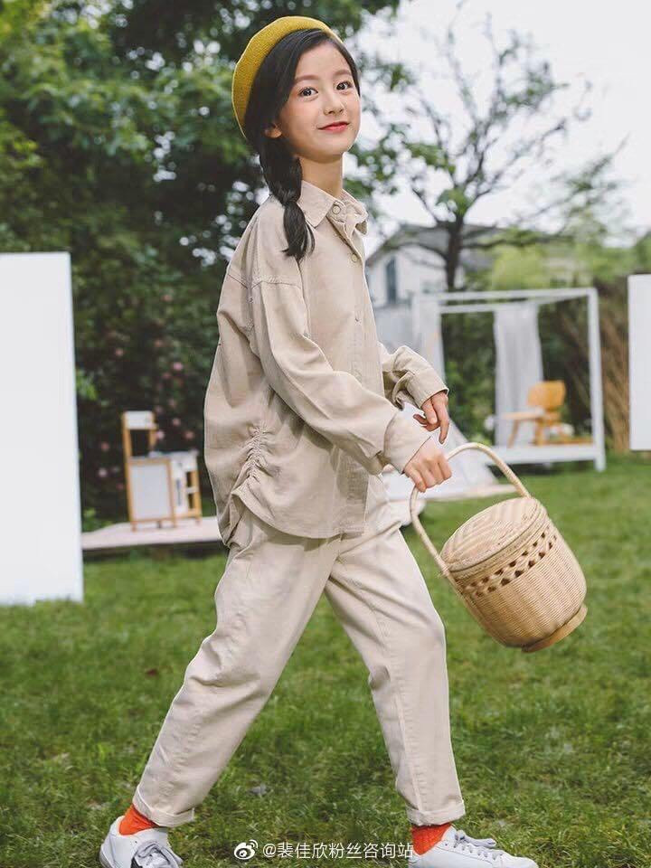 Năm 8 tuổi, Bùi Giai Hân tham gia chương trình Hướng về cuộc sống. Cô bé khiến không ít fan nữ ghen tỵ vì được hợp tác với mỹ nam Vương Nhất Bác.