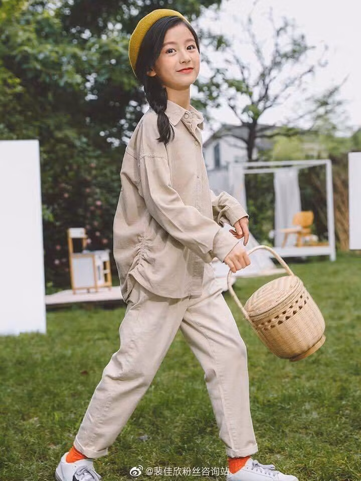 Năm 8 tuổi, Bùi Giai Hân tham gia chương trình Hướng về cuộc sống. Cô bé khiến không ít fan nữ ghen tỵ vì được hợp tác với mỹ nam Vương Nhất Bác.