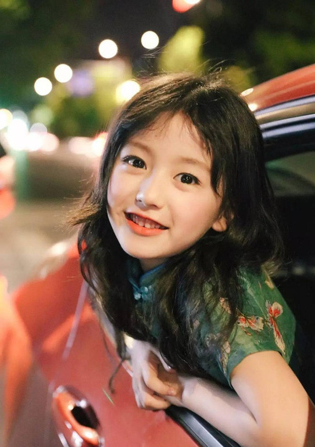 Những hình ảnh, video và livestream của bé luôn thu hút được số đông người xem, theo dõi và bình luận. Sở hữu gương mặt xinh đẹp, cô bé còn có khả năng tạo dáng, biểu cảm đa dạng và gu thời trang nổi bật.