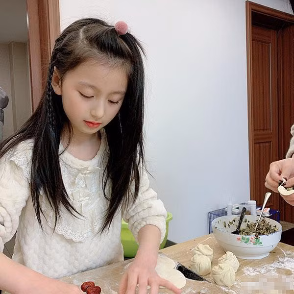 Mới chỉ 11 tuổi song cô bé đã có nguồn thu nhập đáng kể trên mạng xã hội và thị trường quảng cáo.