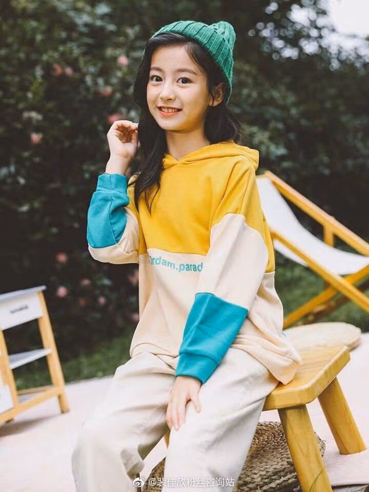 Sau đó, hai chú cháu còn gây sốt trên mạng xã hội nhờ màn kết hợp nhảy đôi ăn ý.