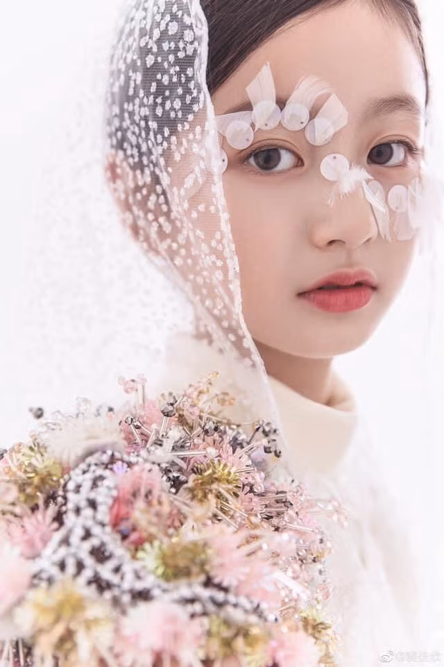 Nhờ mức độ phủ sóng rộng rãi, nhiều nhãn hàng thời trang trẻ em đều ngỏ ý muốn mời Giai Hân làm người mẫu đại diện.