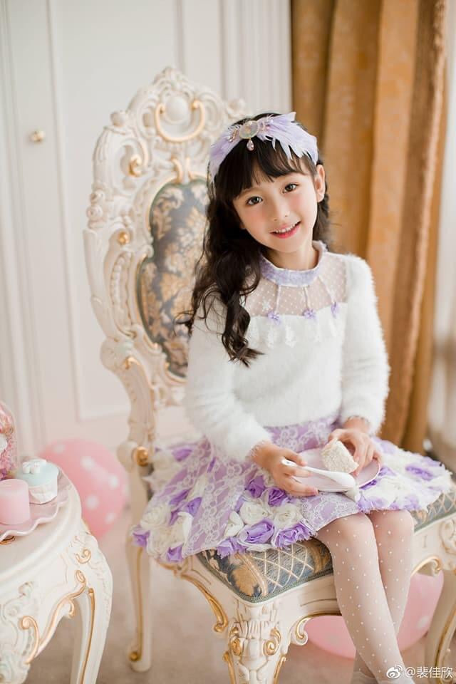 Thậm chí, Wang Sicong - con trai đại gia Wang Jianlin (hiện sở hữu khối bất động sản giàu có nhất châu Á) cũng phải chú ý và dành lời khen ngợi cho nhan sắc và tố chất nghệ sĩ của sao nhí này.