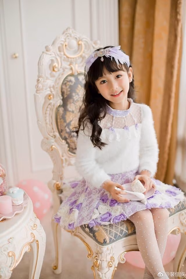 Thậm chí, Wang Sicong - con trai đại gia Wang Jianlin (hiện sở hữu khối bất động sản giàu có nhất châu Á) cũng phải chú ý và dành lời khen ngợi cho nhan sắc và tố chất nghệ sĩ của sao nhí này.