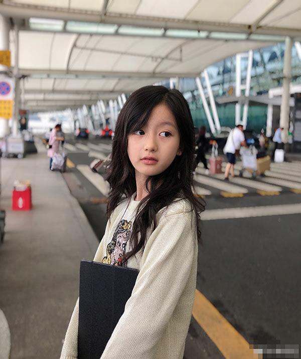 Xuất hiện chung một khung hình với nhiều em bé khác song Bùi Giai Hân vẫn khiến khán giả chú ý với biểu cảm đáng yêu, đôi mắt to tròn cùng nụ cười tươi tắn.