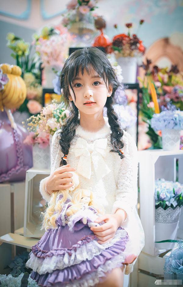 Giai Hân được ví như Angelababy phiên bản nhí nhờ sở hữu đường nét gương mặt thanh tú, nhỏ nhắn.