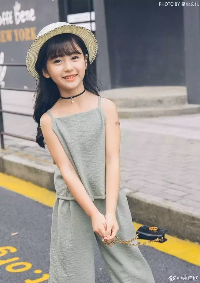 Ở đất nước tỷ dân, Bùi Giai Hân là một trong những cái tên mà công chúng nghĩ đến đầu tiên khi nhắc về sao nhí. Năm lên 7 tuổi, Bùi Gia Hân đã có cơ hội hợp tác cùng "nhóm nhạc quốc dân" TFBOYS khi tham gia đóng MV Người bảo vệ.