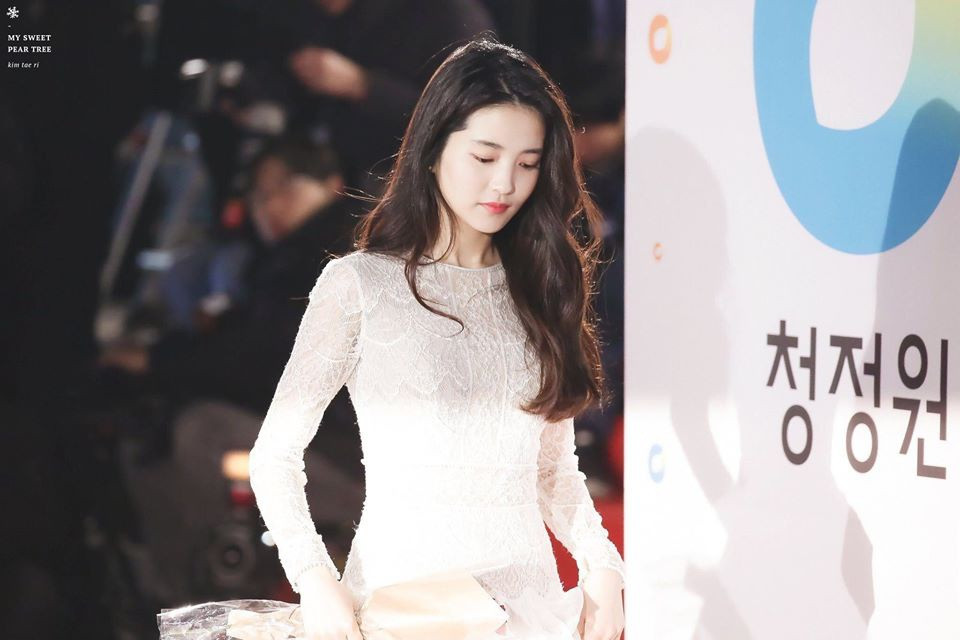 Tuy nhiên, thực tế là Kim Tae Ri sinh trưởng trong một gia đình bình thường. Cô cũng từng phải làm nhiều công việc khác nhau để kiếm sống trước khi vụt sáng thành sao. "Tôi từng làm nhiều công việc thời còn đi học. Tôi đi làm ở tiệm gà rán, tòa soạn báo hay các quán cà phê", nữ diễn viên bộc bạch trong một bài phỏng vấn. Thậm chí, để mưu sinh, cô từng làm việc tới 6 tháng trong một công ty đa cấp. Kim Tae Ri cho rằng chính những trải nghiệm phong phú trên giúp cô nhập vai Sook Hee nói riêng và các nhân vật sau này nói chung tốt hơn.