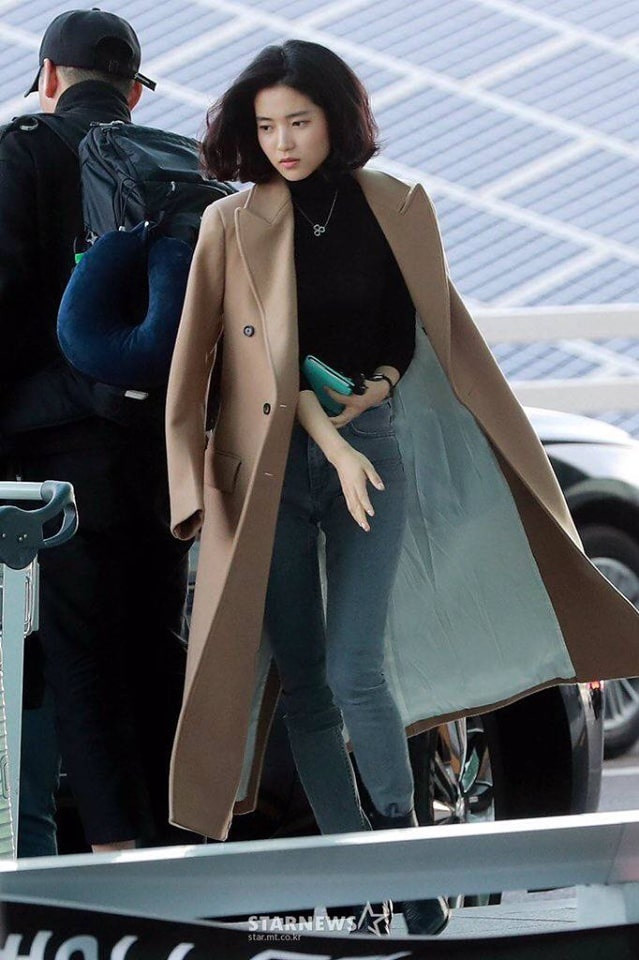 Từ khi gia nhập ngành giải trí tới nay, Kim Tae Ri thường xuyên nằm trong danh sách những ngôi sao mặc đẹp nhất. Người hâm mộ dành nhiều lời khen cho gu thẩm mỹ và tư duy thời trang của cô.