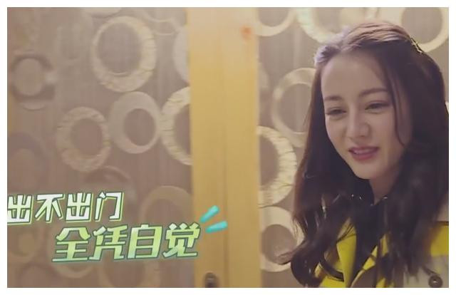 Đó là lý do vì sao khi lên chương trình truyền hình, Địch Lệ Nhiệt Ba lại bị chê kém sắc hơn.