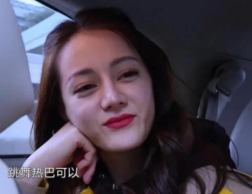 Nhiều bình luận trên các trang mạng xã hội cho rằng gương mặt người đẹp 9x lộ rõ vẻ mệt mỏi, những nếp hằn khiến cô già hơn so với độ tuổi 28.