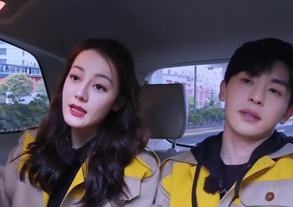 Thiếu công nghệ chỉnh ảnh, trông cô kém sức sống và già hẳn đi.