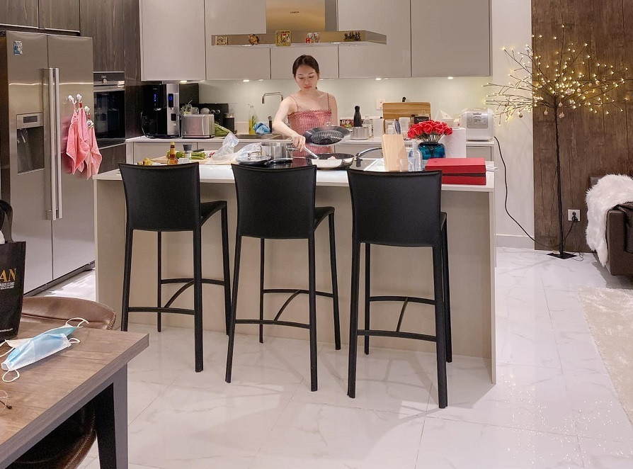 Dương Khắc Linh khoe ảnh vợ Sara Lưu vào bếp nấu ăn và hạnh phúc viết: “Không có gì hạnh phúc hơn vợ mình nấu ăn cho chồng”.