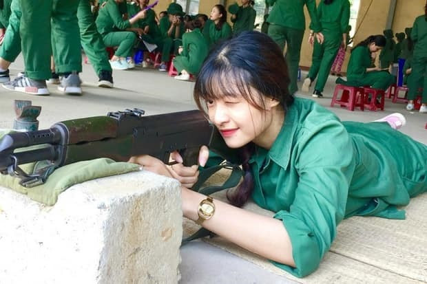 Á hậu Kiều Loan đăng ảnh chụp lúc đi học quân sự.