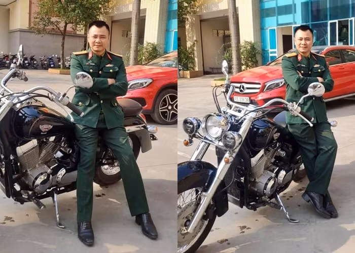 Nghệ sĩ Tự Long tạo dáng bên xe mô tô.