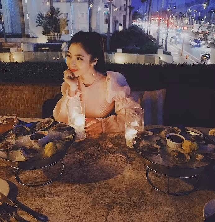 Hương Tràm viết: “Phía sau một chàng trai sẽ là nhiều ngày Valentine dành cho các nàng nhé”.