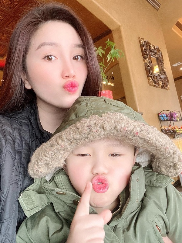 Bảo Thy chụp ảnh đáng yêu cùng cháu trai.