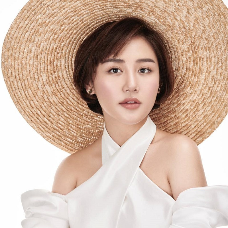 Văn Mai Hương chia sẻ quan niệm về phụ nữ: “Phụ nữ biết cách tỏa sáng khi vượt qua sóng gió. Đó là vẻ đẹp rạng rỡ tỏa ra từ bề ngoài và cả tâm thái bên trong”.