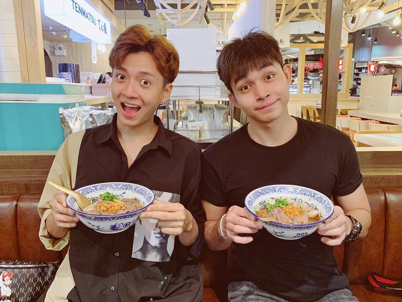 Ngô Kiến Huy đăng ảnh chụp vui vẻ cùng Jun Phạm trong chuyến đi du lịch cùng nhau.