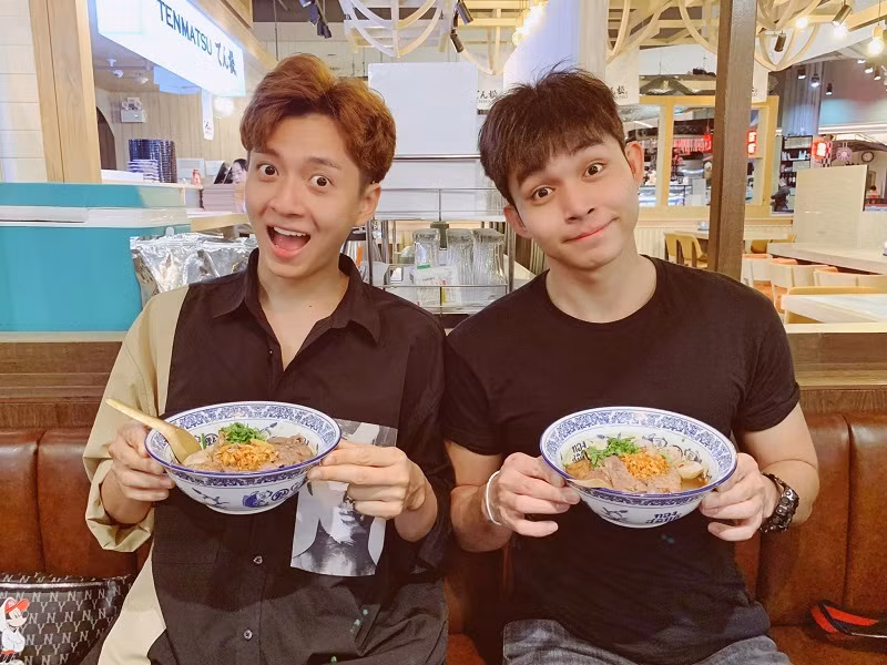 Ngô Kiến Huy đăng ảnh chụp vui vẻ cùng Jun Phạm trong chuyến đi du lịch cùng nhau.